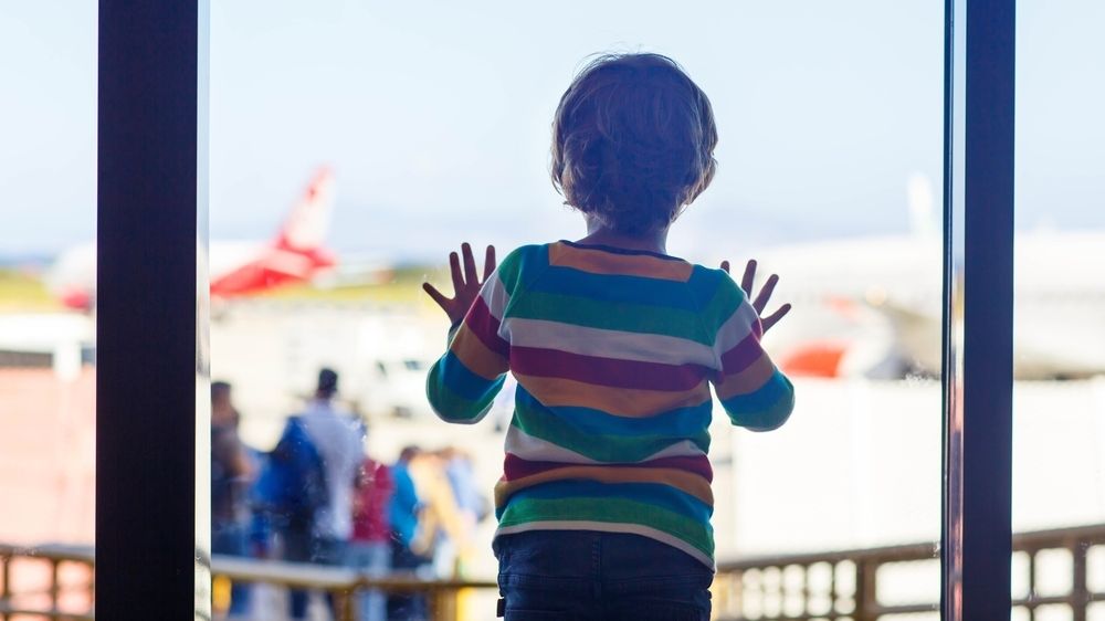 Dvouleté dítě si nechtělo vzít roušku, Lufthansa vykázala rodinu z letu
